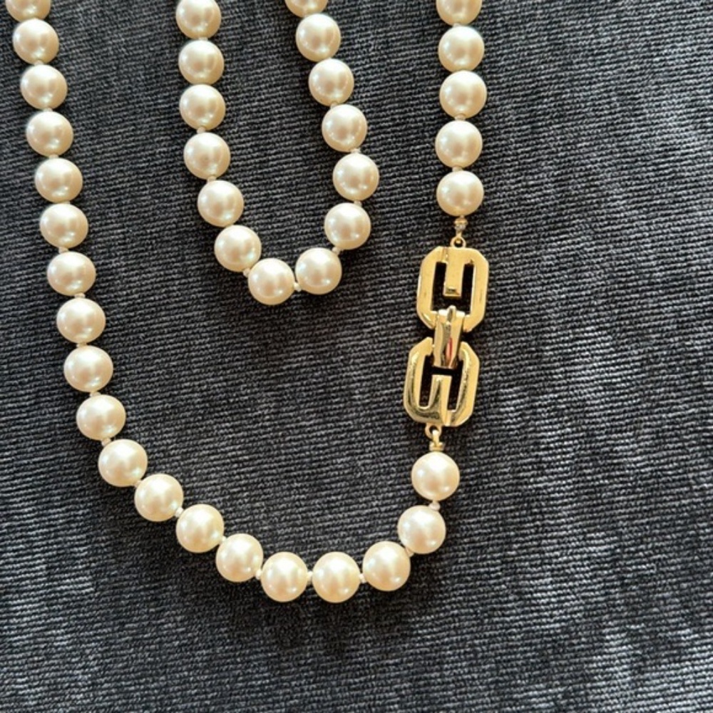 Givenchy New York 1977 Vintage Faux Pearl Necklace - Picture 8 of 10